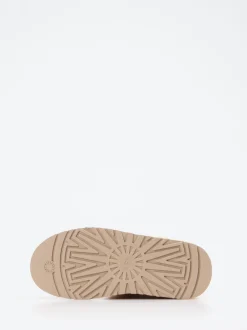 UGG – Hausschuh aus Veloursleder mit Lammfell