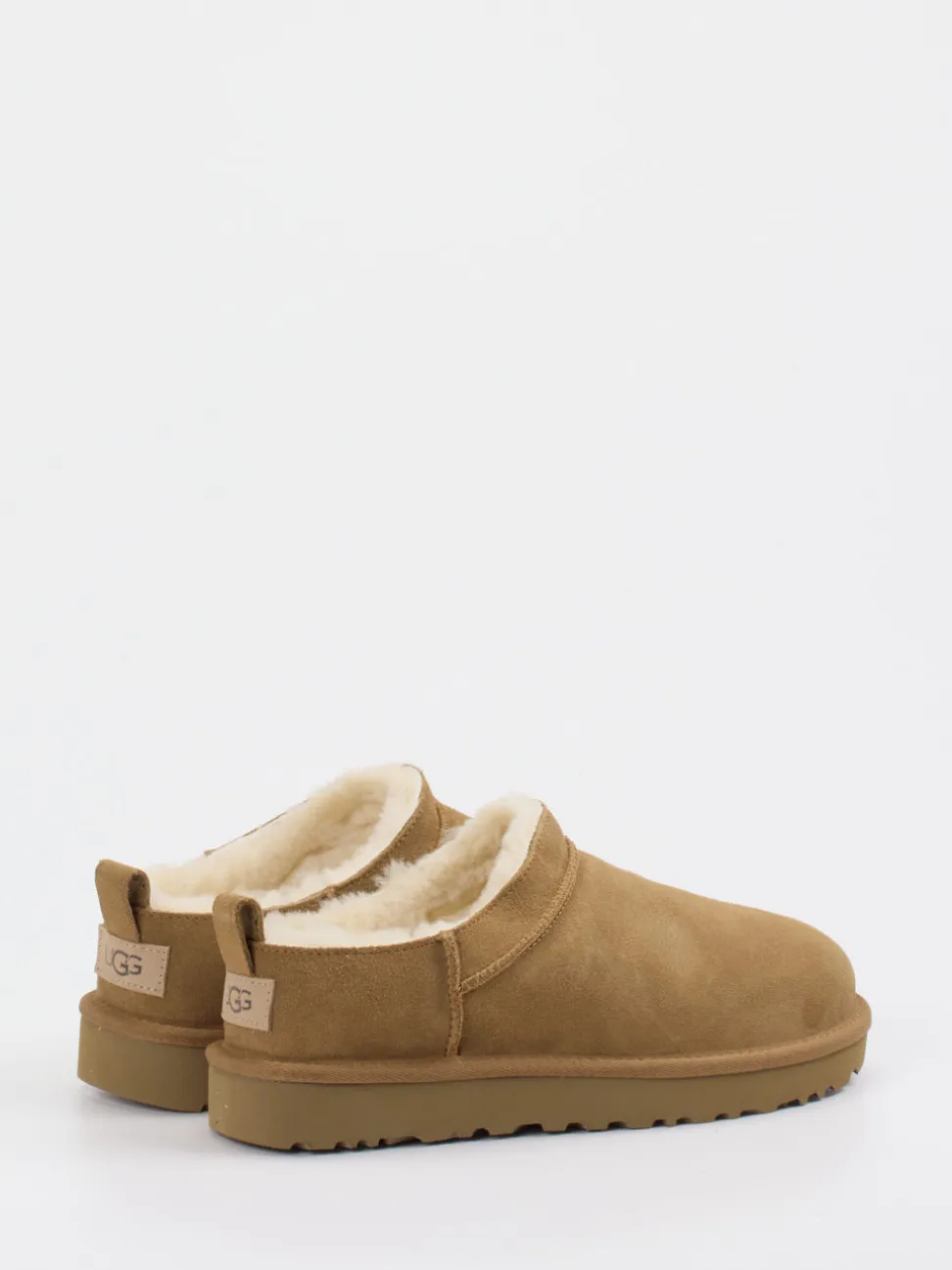 UGG – Hausschuh aus Veloursleder in Sandbeige