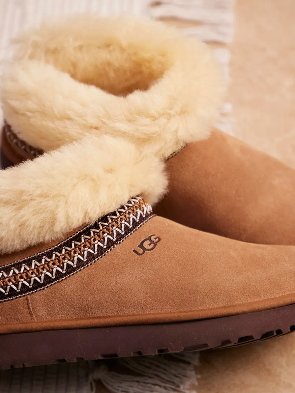 UGG – Hausschuh aus Veloursleder karamellbraun