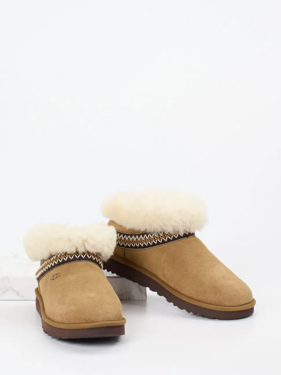UGG – Hausschuh aus Veloursleder karamellbraun