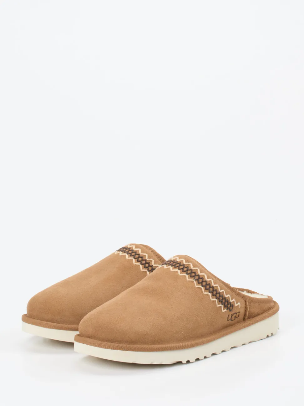 UGG – Hausschuh aus Veloursleder cognacbraun
