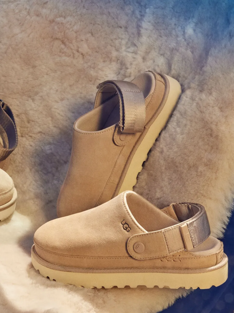 UGG – Hausschuh-Clog aus Veloursleder beigebraun