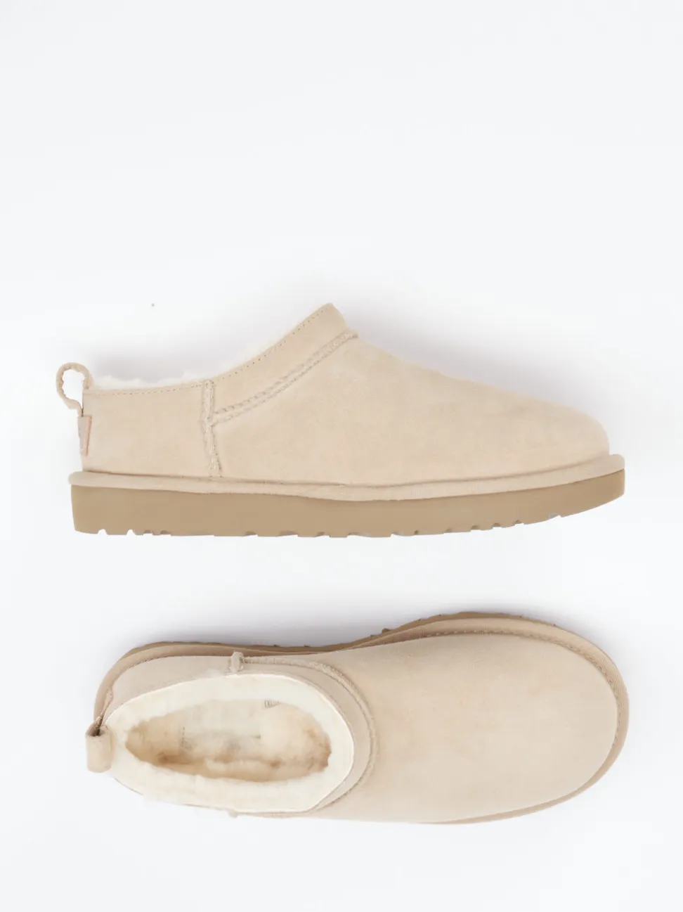 UGG – Hausschuhe aus Veloursleder mit Lammfell