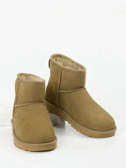 UGG – Lammfell-Boots aus Veloursleder sandbeige