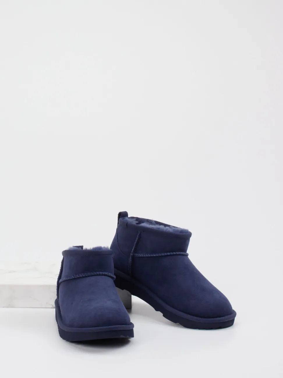 UGG – Lammfell-Boots aus Veloursleder dunkelblau
