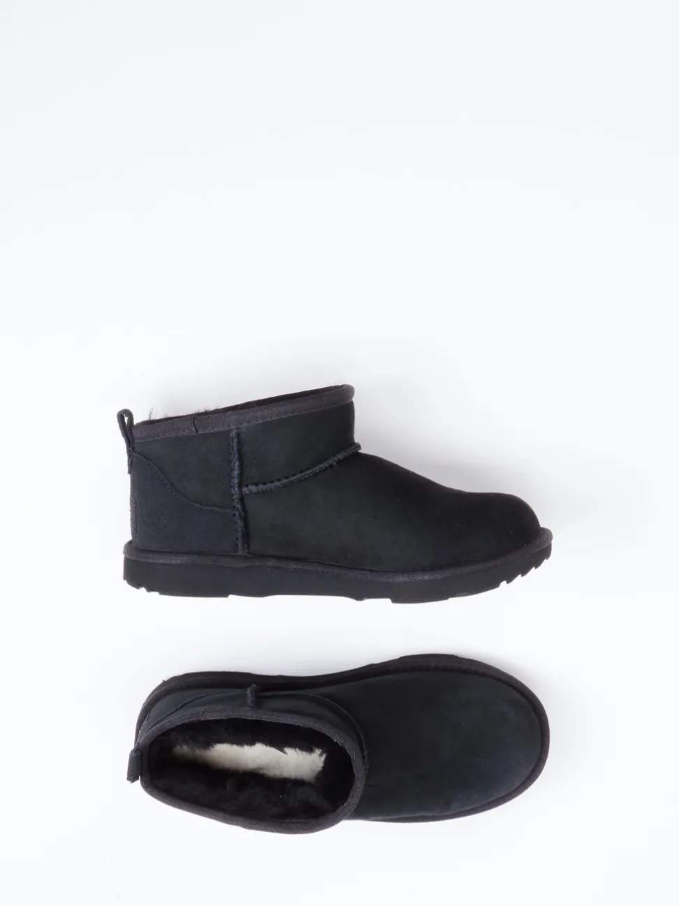 UGG – Lammfell-Boots aus Veloursleder schwarz