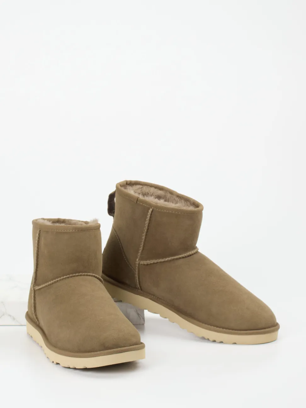 UGG – Lammfell-Boots aus Veloursleder sandbeige