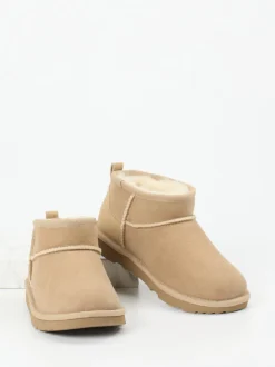 UGG – Lammfell-Boots aus Veloursleder beige