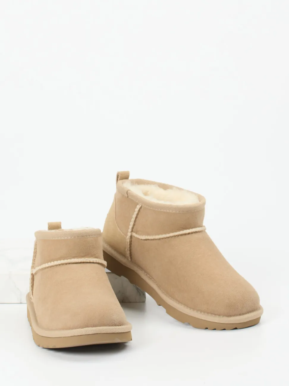 UGG – Lammfell-Boots aus Veloursleder beige