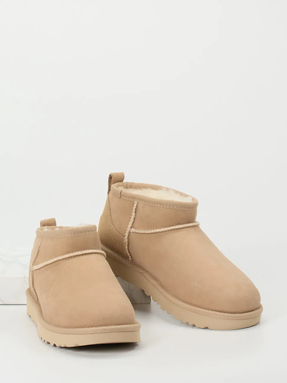 UGG – Lammfell-Boots aus Veloursleder beige