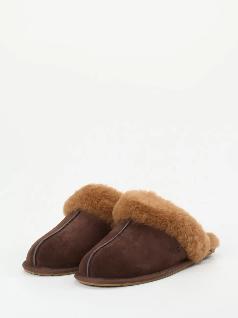 UGG – Lammfellhausschuh aus Veloursleder Dunkelbraun