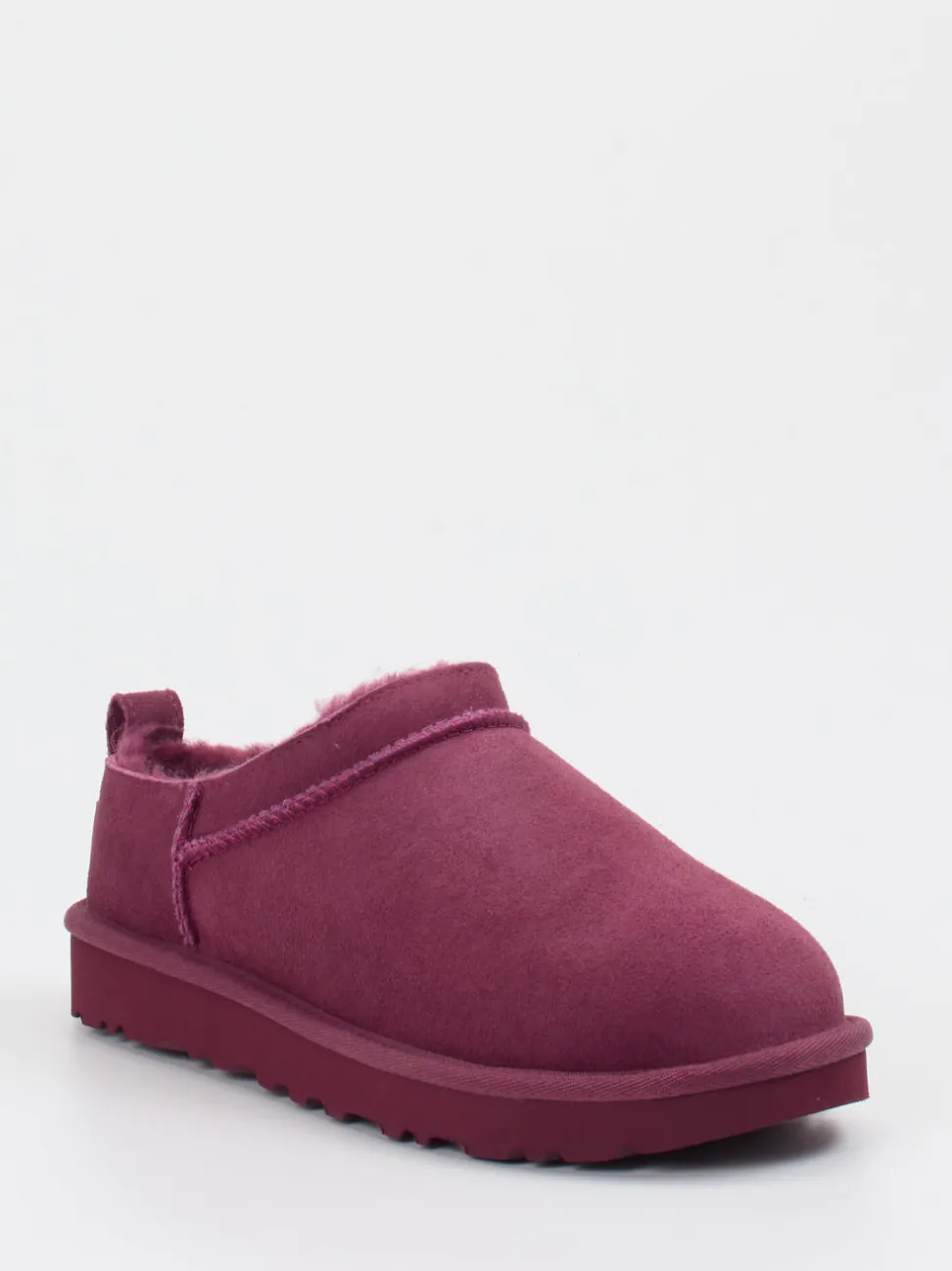 UGG – Lammfell-Hausschuh aus Veloursleder beerenrot