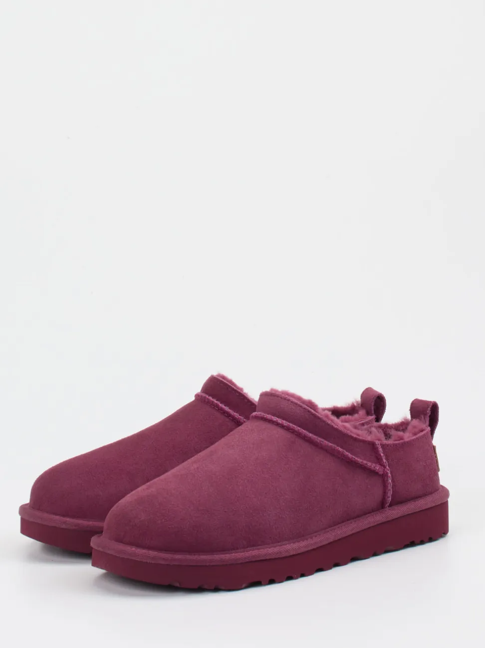 UGG – Lammfell-Hausschuh aus Veloursleder beerenrot