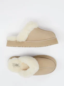UGG – Lammfell-Pantoffeln aus Veloursleder Beigebraun
