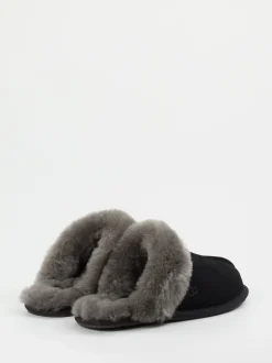 UGG – Lammfell-Pantoffeln aus Veloursleder schwarz