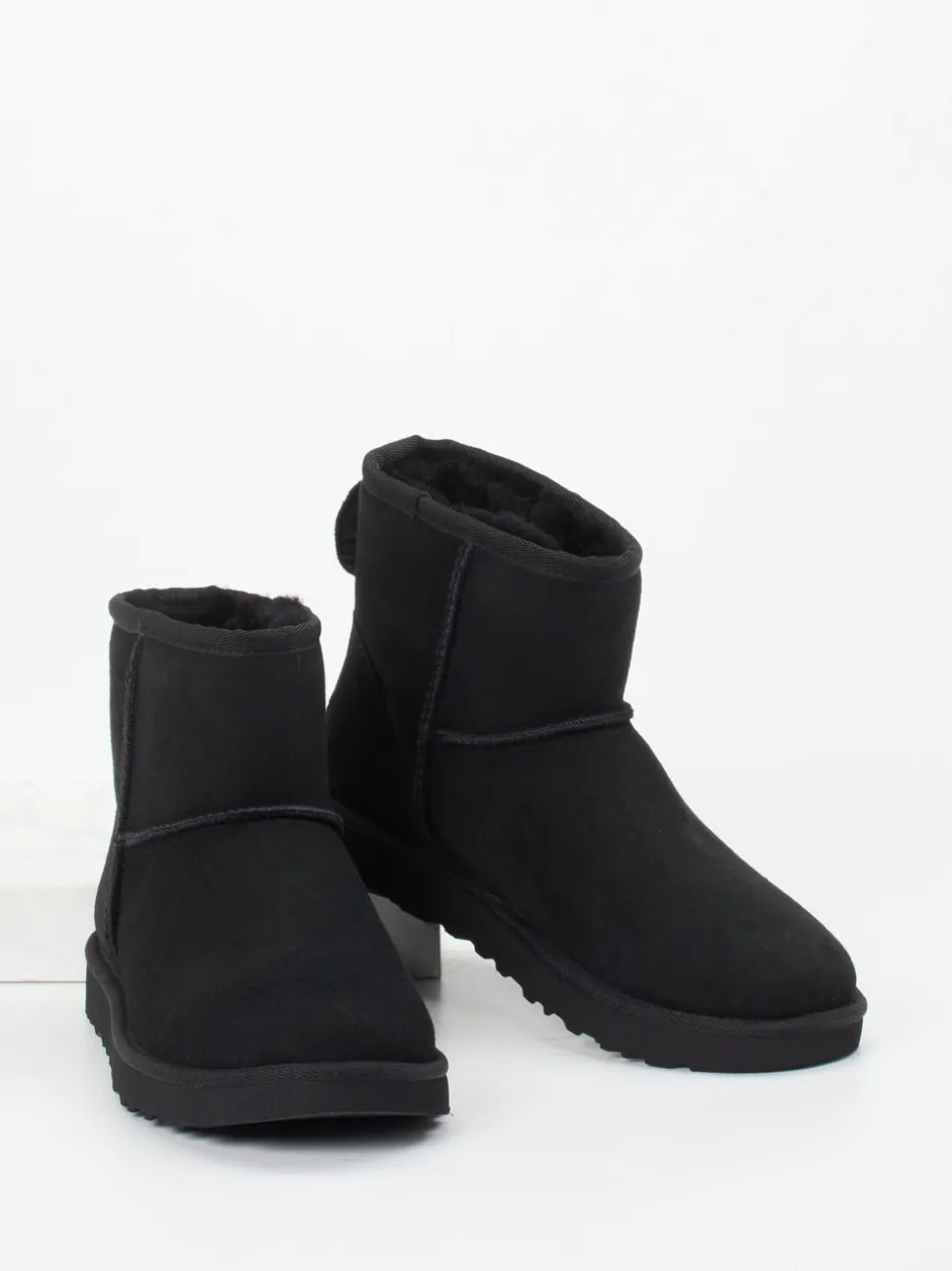 UGG – Lammfell-Stiefelette aus Veloursleder Schwarz