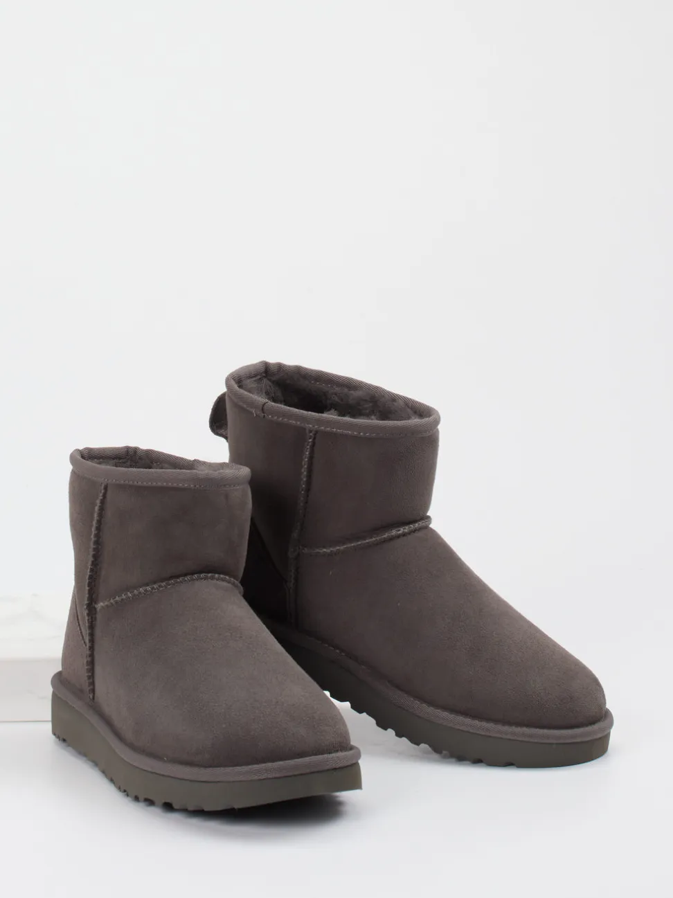 UGG – Lammfell-Stiefelette aus Veloursleder grau