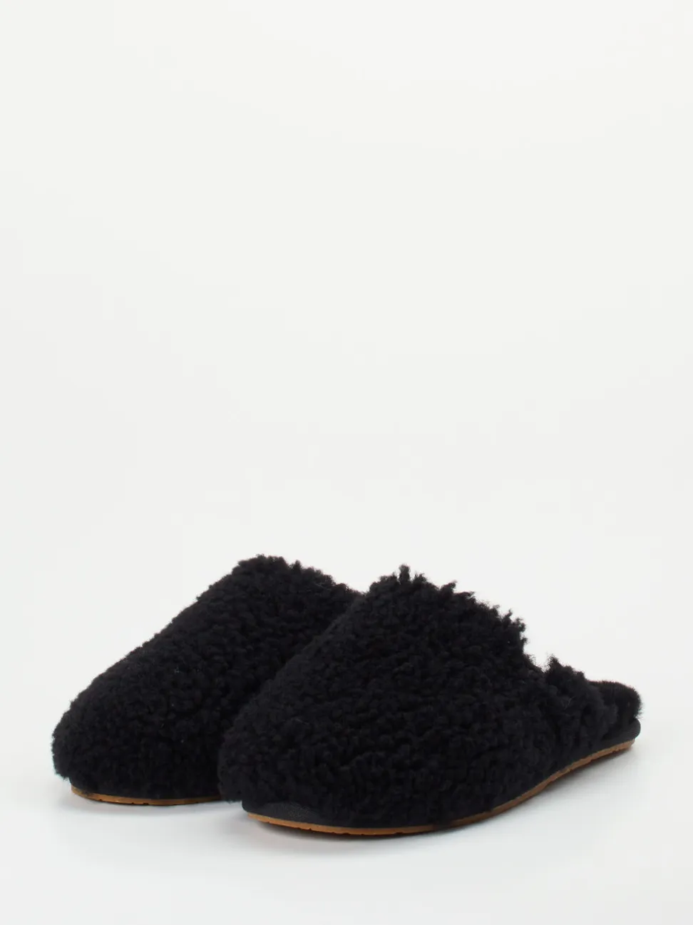UGG – Pantoffeln aus Fell in Schwarz