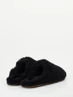 UGG – Pantoffeln aus Fell in Schwarz