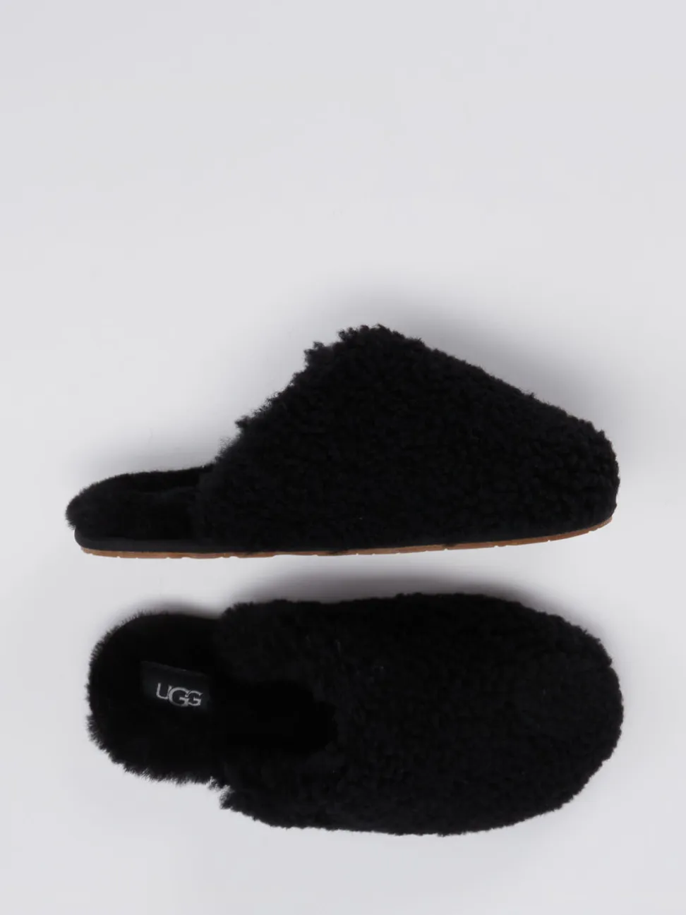 UGG – Pantoffeln aus Fell in Schwarz