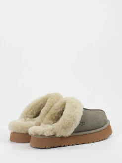 UGG – Pantoffeln aus Veloursleder mit Lammfell