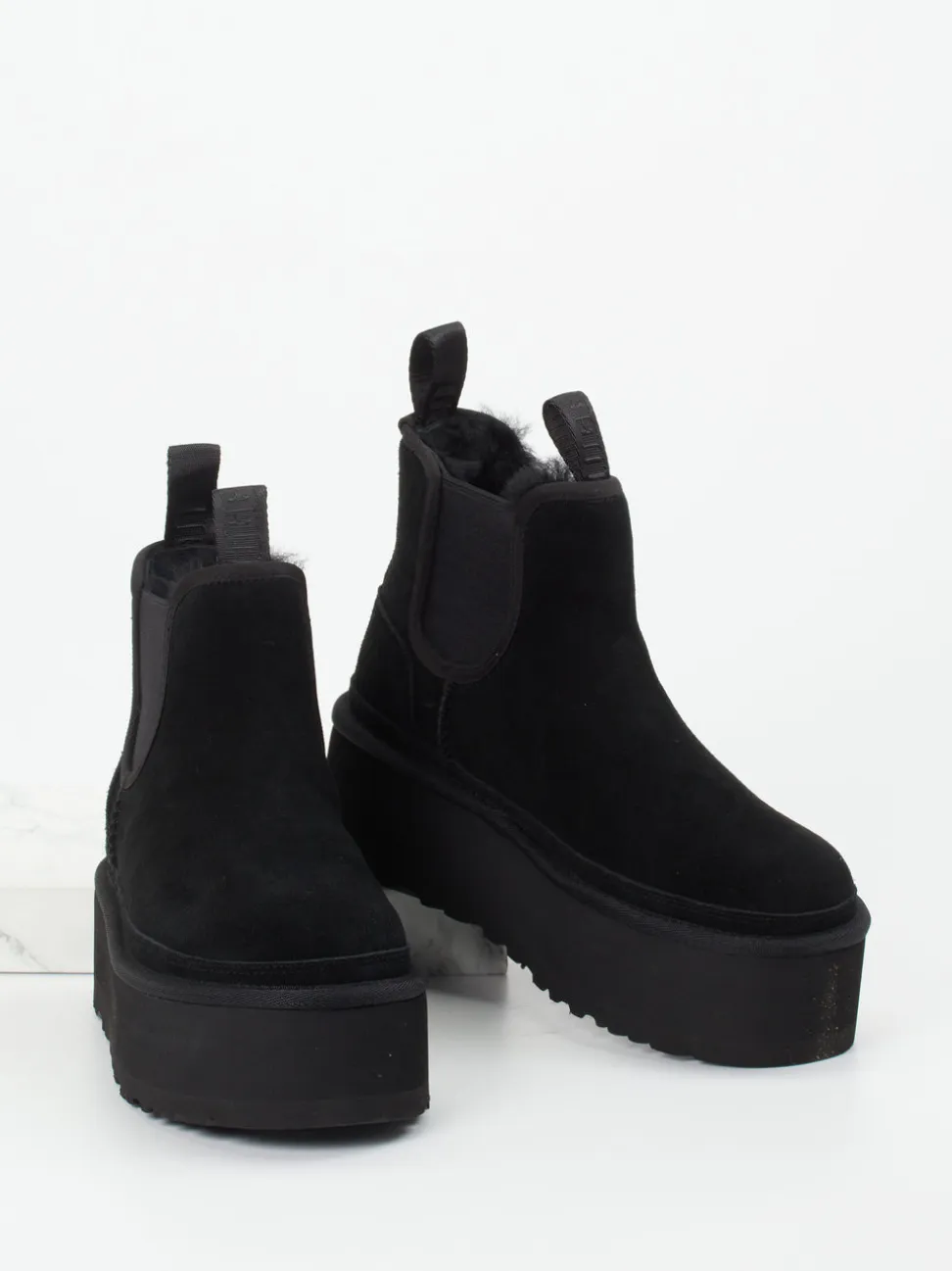 UGG – Plateau-Chelsea Boots aus Veloursleder Schwarz