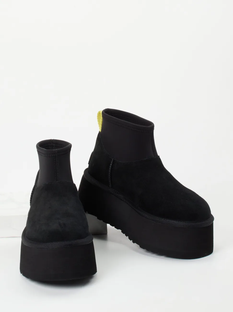 UGG – Plateau-Stiefelette aus Veloursleder Schwarz