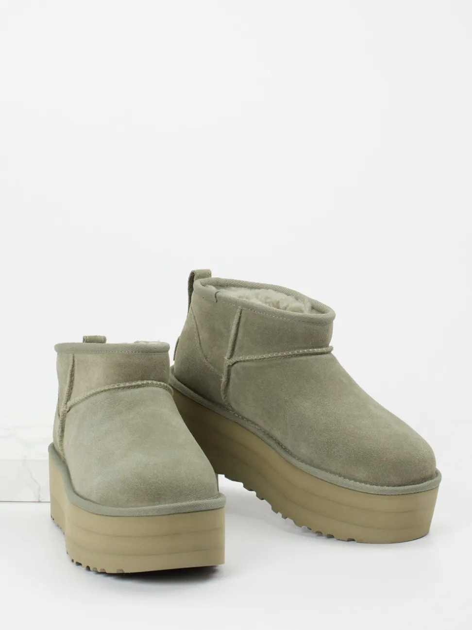 UGG – Plateau-Stiefelette aus Veloursleder Salbeigrün