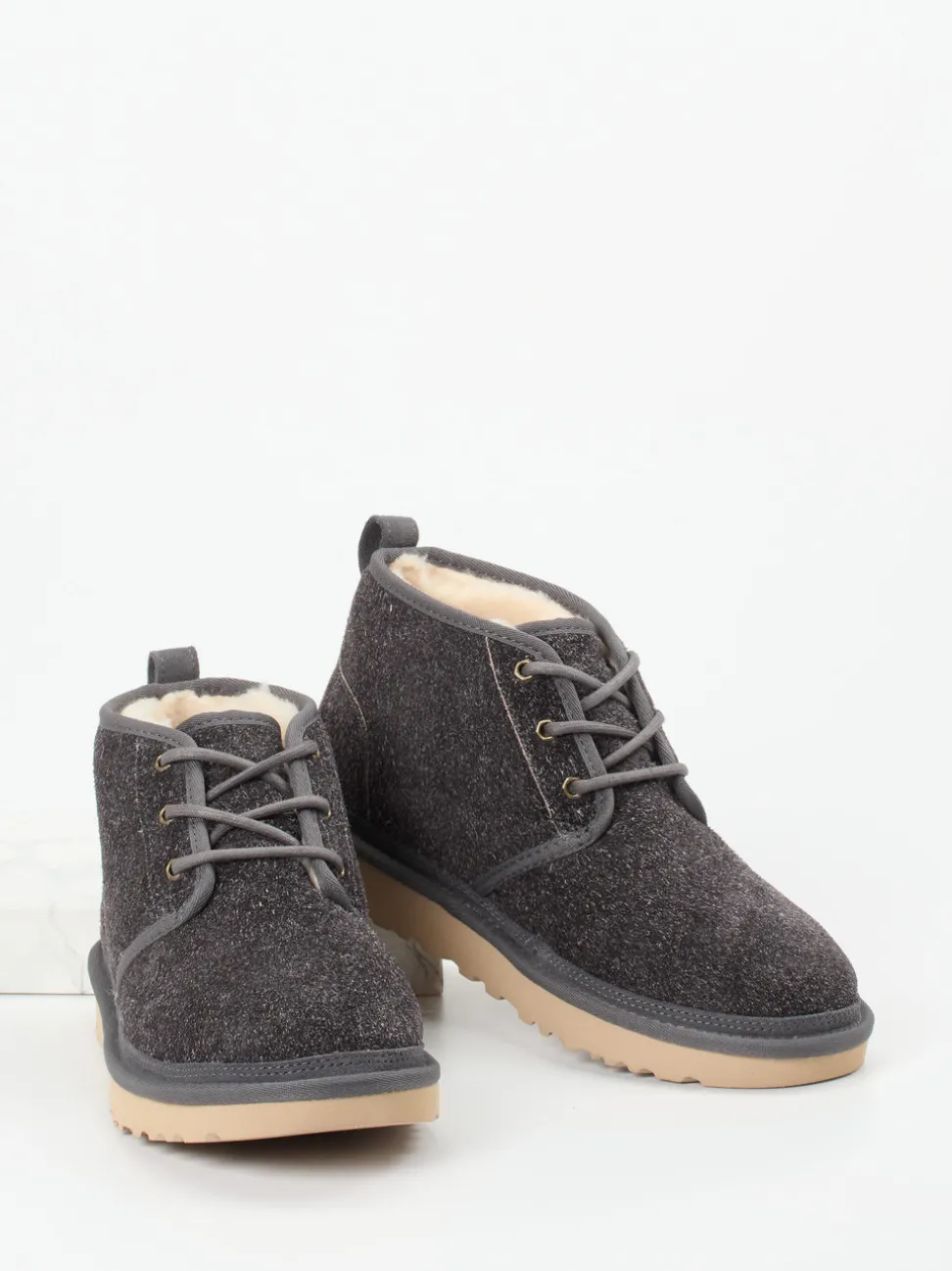 UGG – Schnürboots aus Veloursleder anthrazitgrau