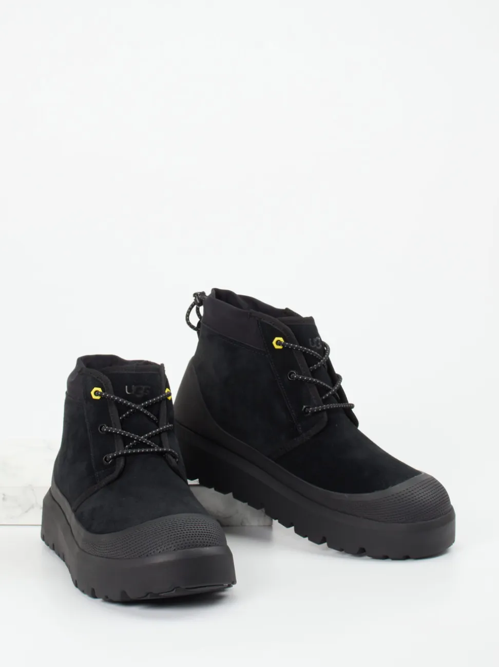 UGG – Schnürboots aus Veloursleder Schwarz