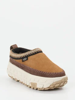 UGG – Slip-On Clogs aus Veloursleder camelbraun