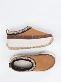UGG – Slip-On Clogs aus Veloursleder camelbraun