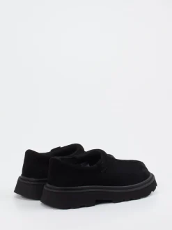 UGG – Slip-On Loafer aus Veloursleder Schwarz