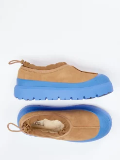 UGG – Slipper aus Veloursleder Camelbraun