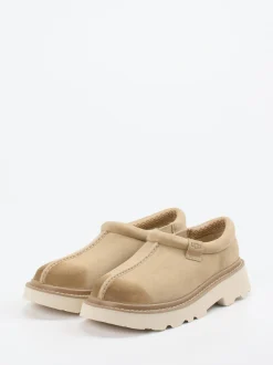 UGG – Slipper aus Veloursleder beigefarben