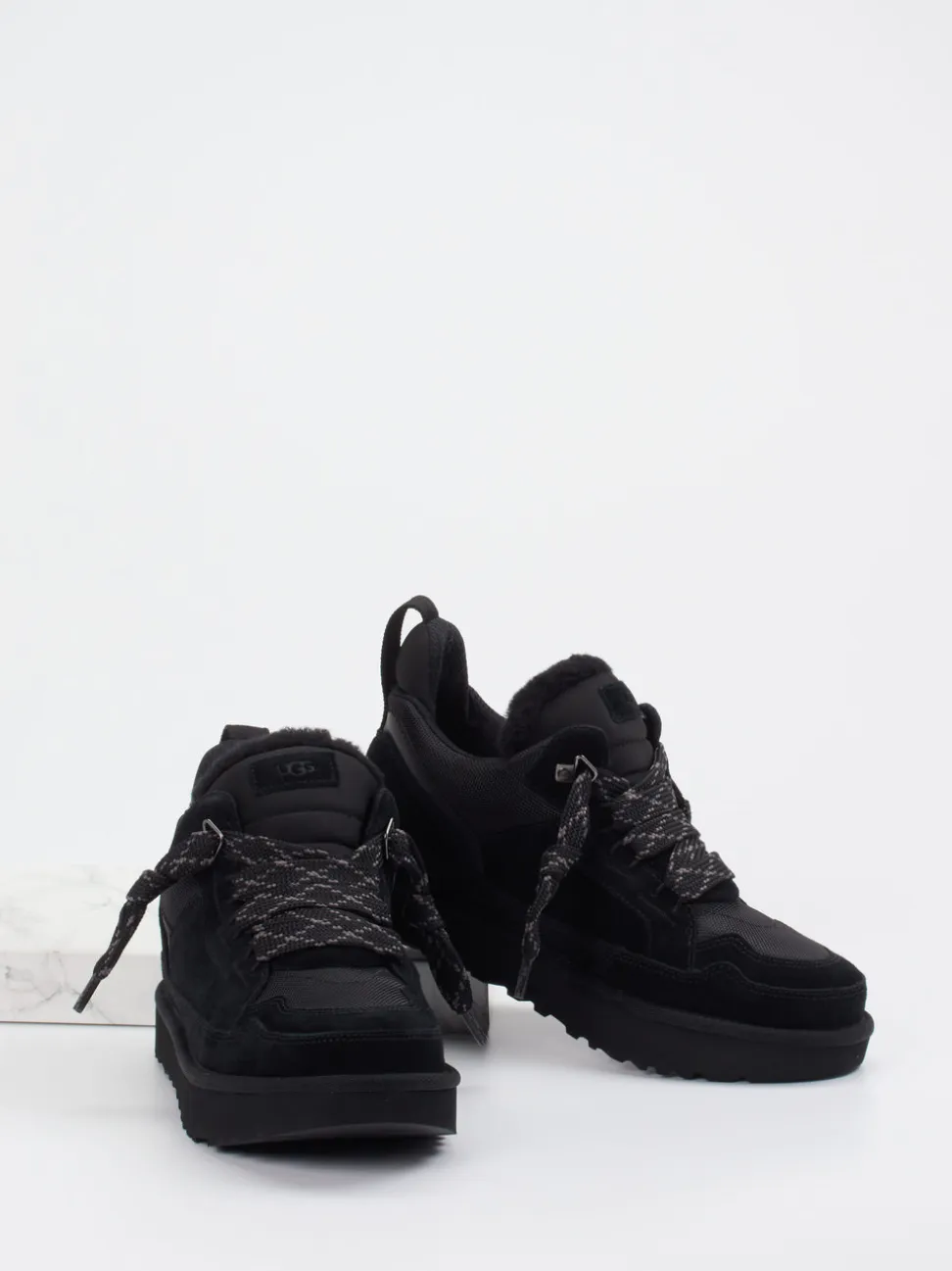UGG – Sneaker aus Veloursleder schwarz gefüttert