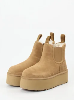 UGG – Stiefelette aus Veloursleder sandbeige