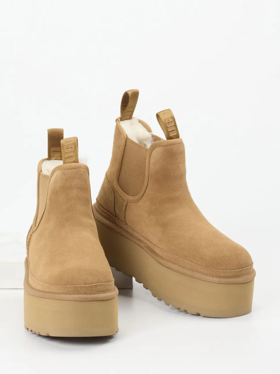 UGG – Stiefelette aus Veloursleder sandbeige