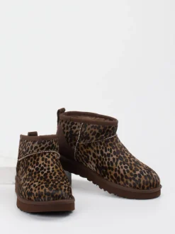 UGG – Stiefeletten aus Fell mit Leoprint