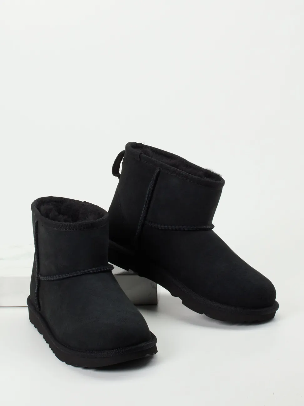 UGG – Stiefeletten aus Veloursleder in Schwarz