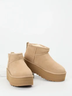 UGG – Stiefeletten aus Veloursleder in Beige