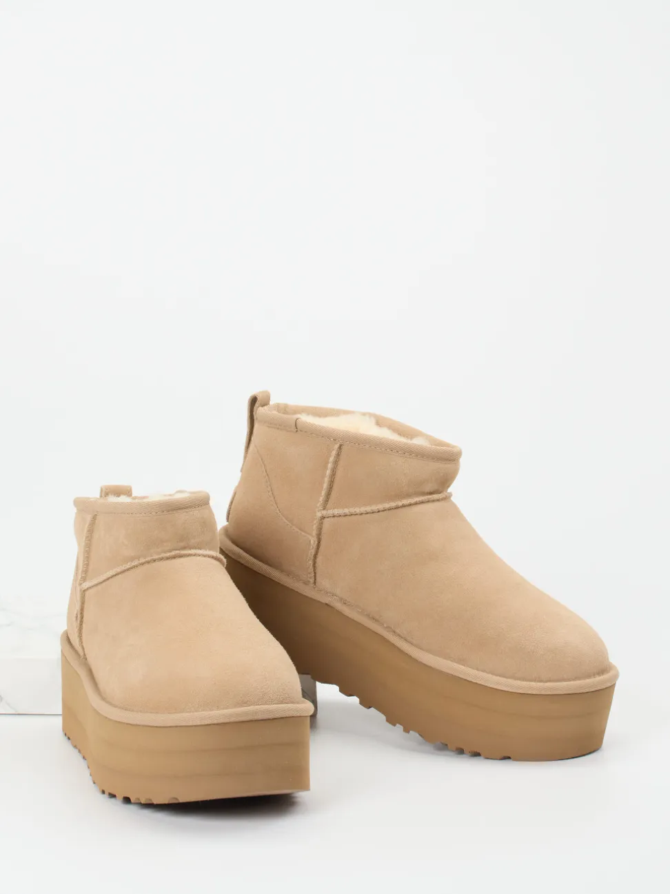 UGG – Stiefeletten aus Veloursleder in Beige
