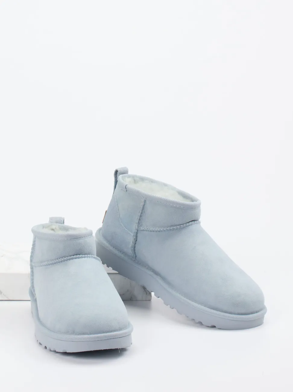 UGG – Stiefeletten aus Veloursleder in Hellblau