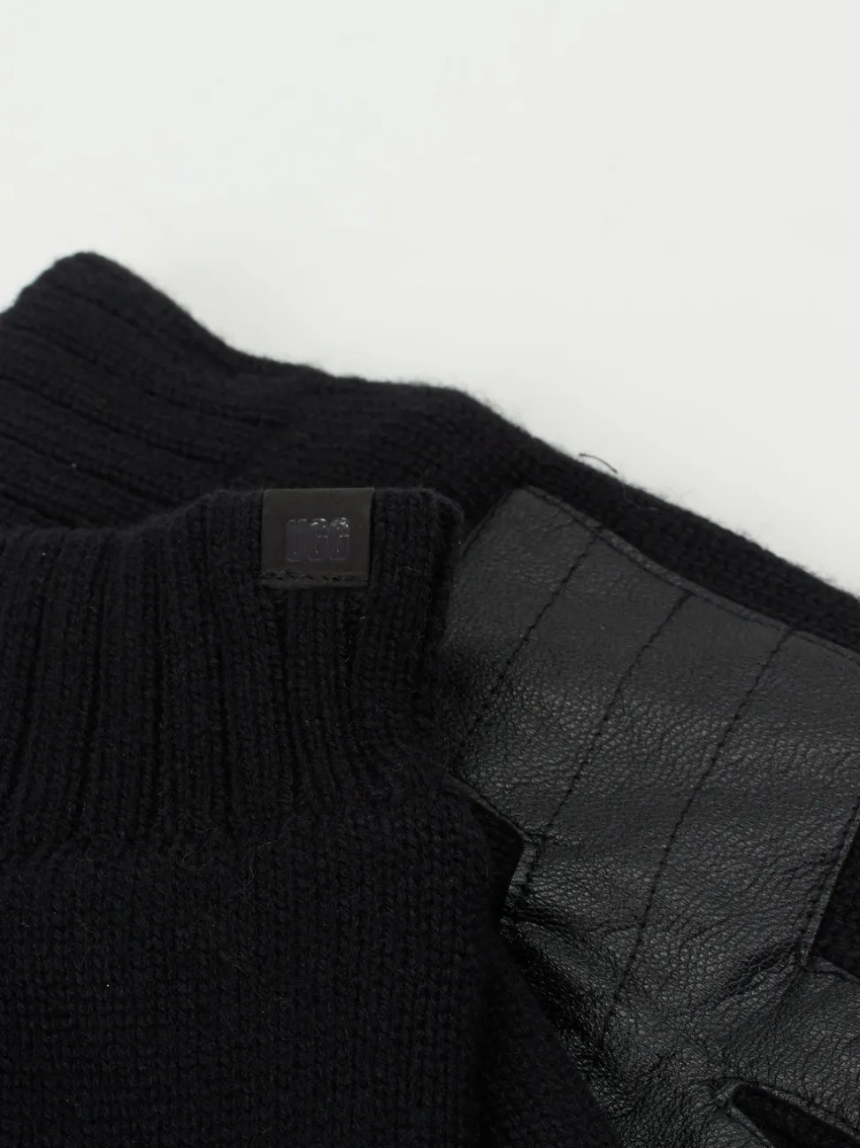 UGG – Strickhandschuhe aus Textil und Leder Schwarz