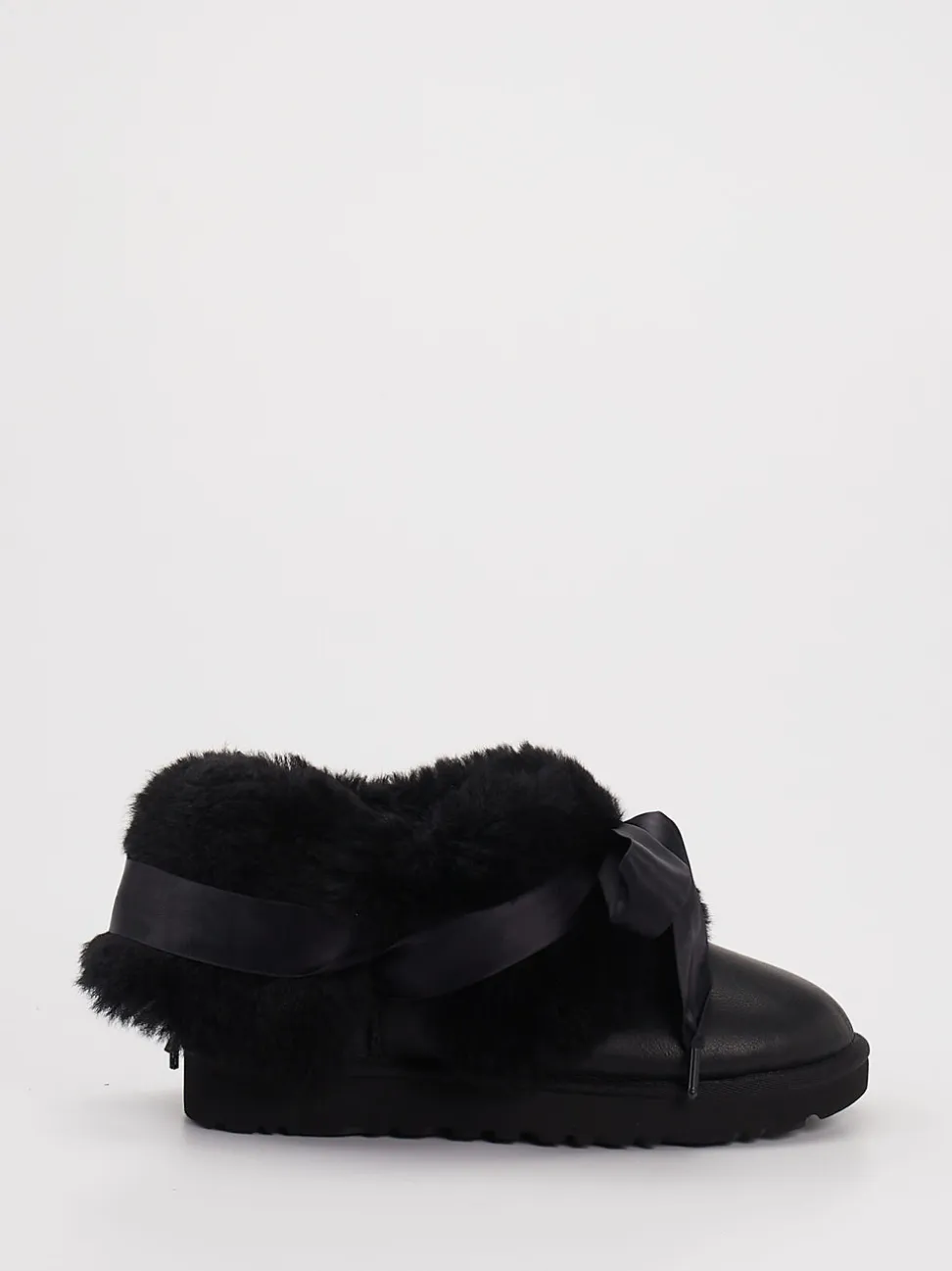UGG – Winterboots aus Leder schwarz matt