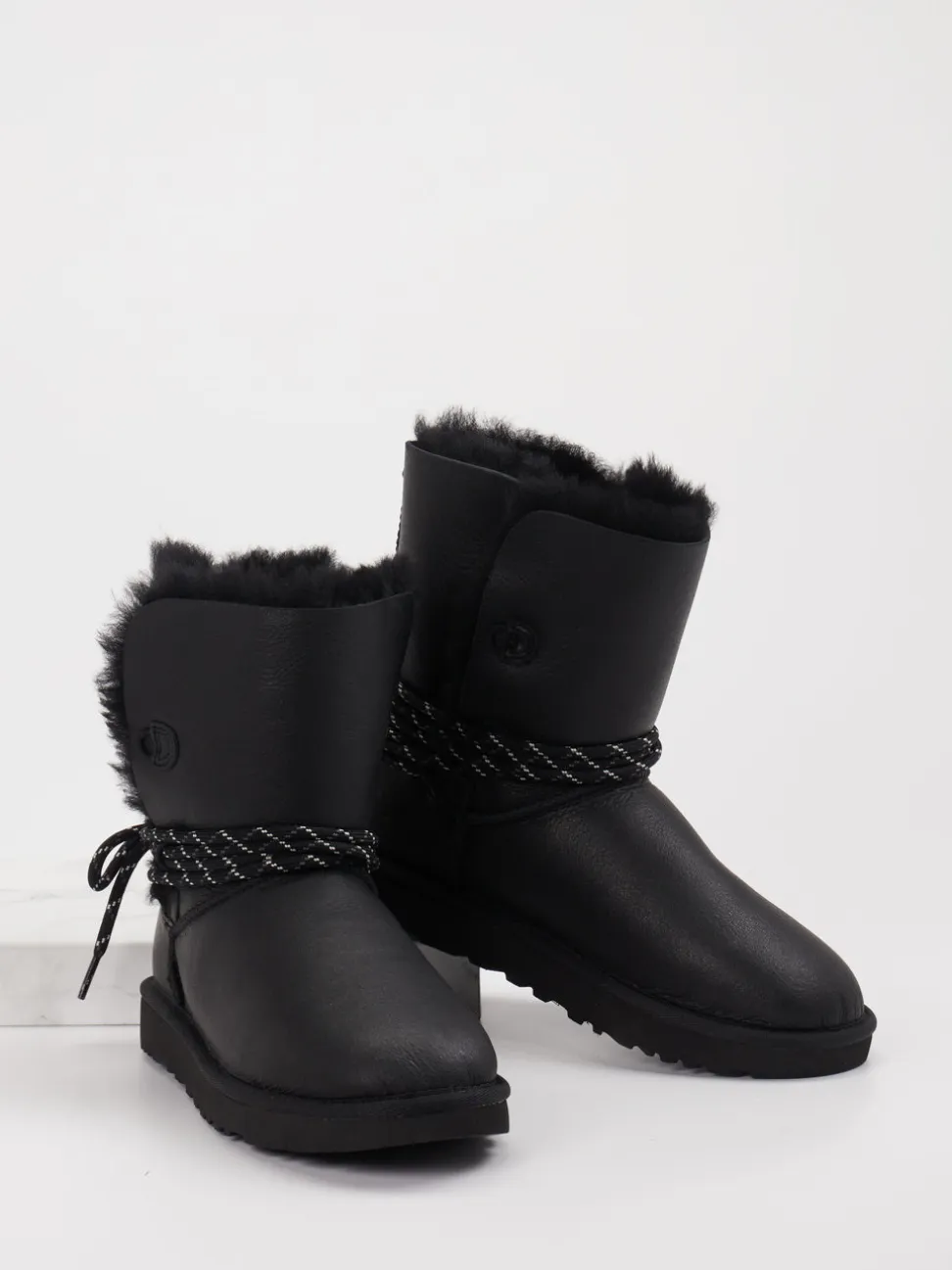 UGG – Winterboots aus Leder schwarz matt
