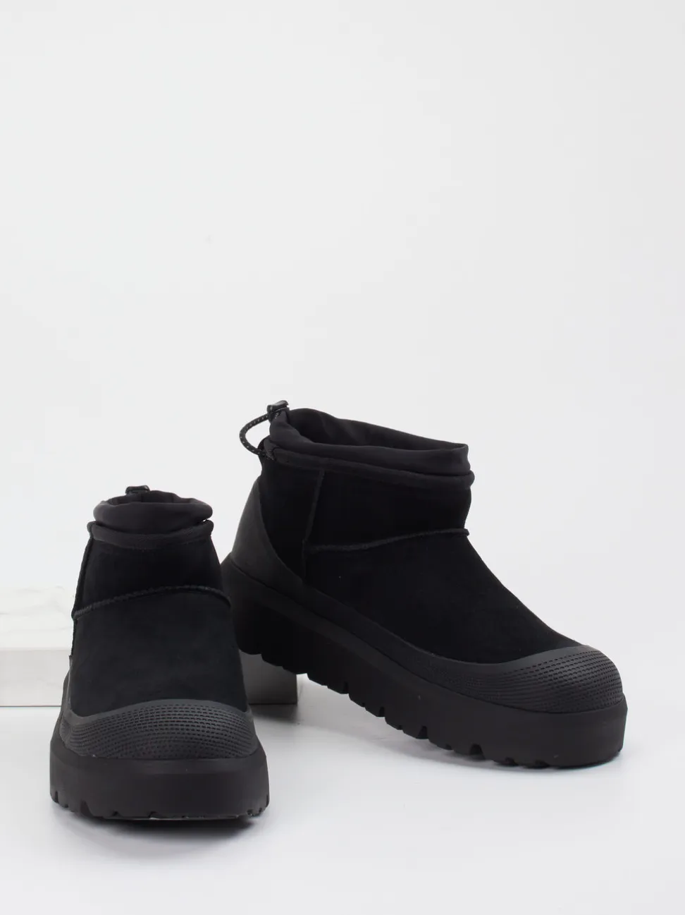 UGG – Winter-Boots aus Veloursleder schwarz