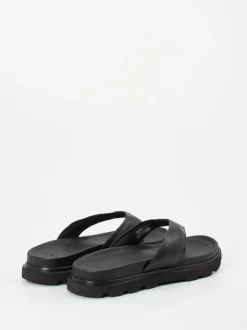 UGG – Zehentrenner aus Kalbleder schwarz