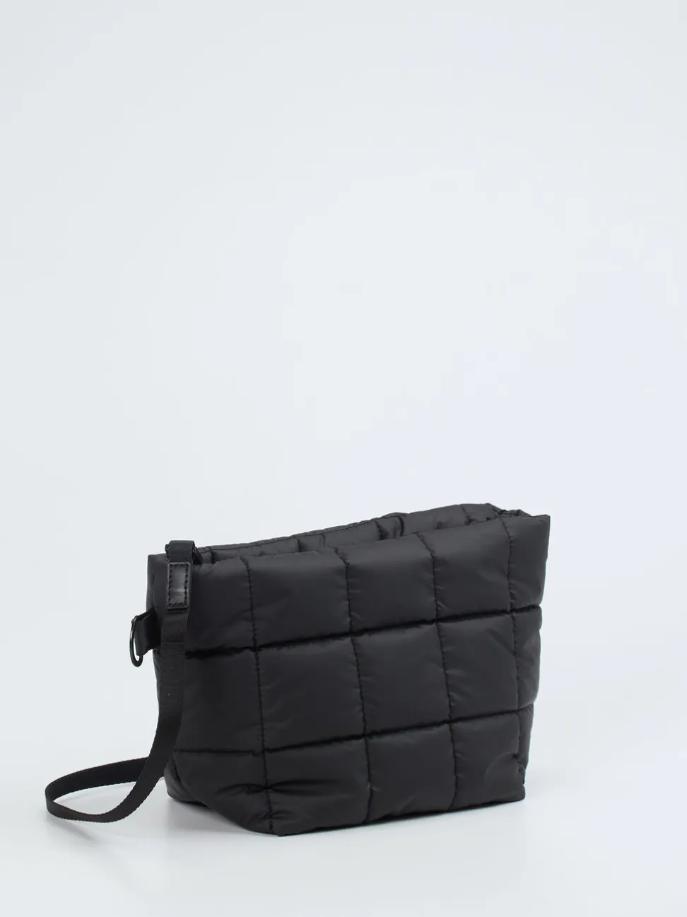 VeeCollective Berlin – Crossbody Bag aus Nylon Schwarz