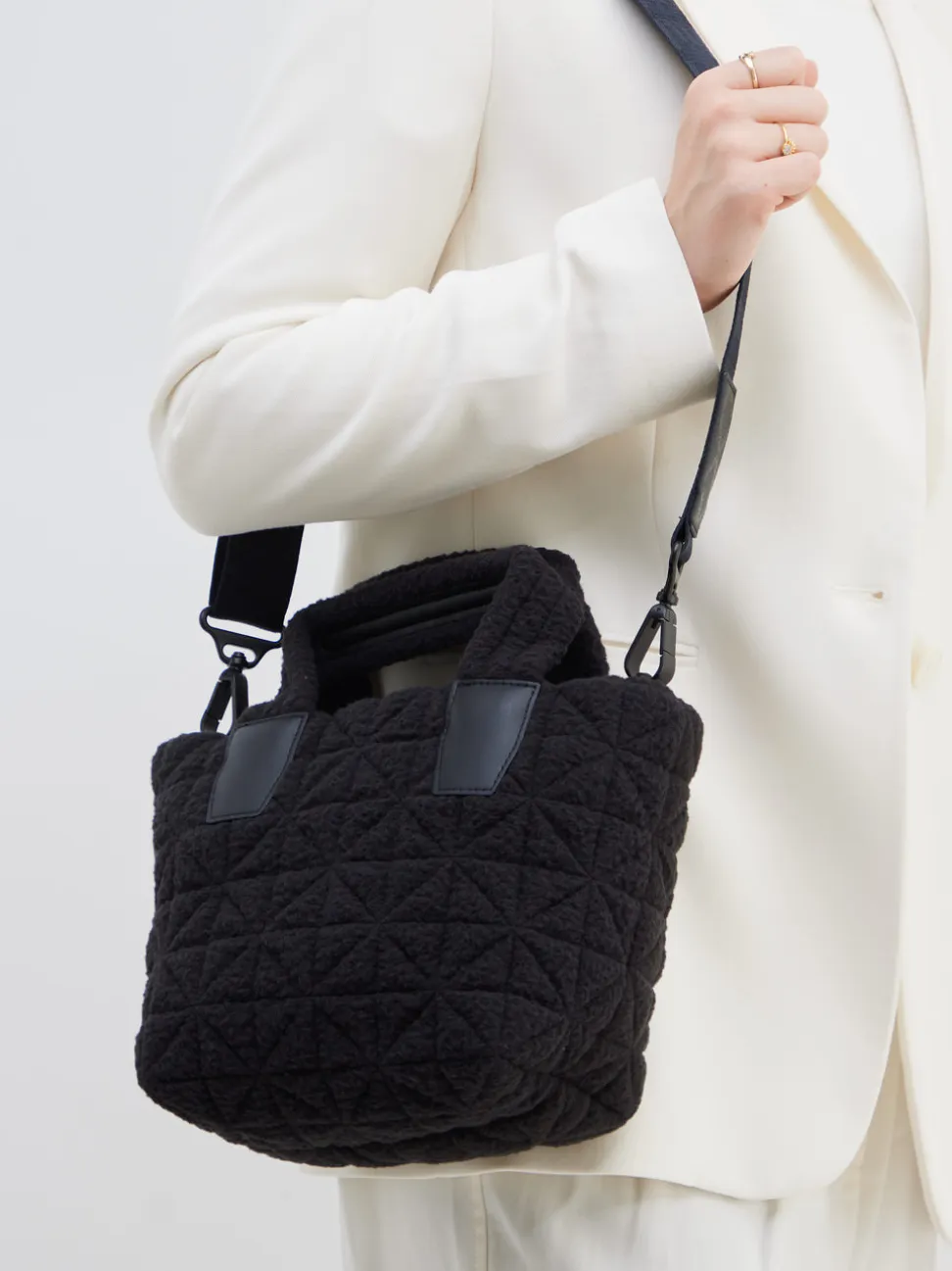 VeeCollective Berlin – Handtasche aus Teddy-Stoff schwarz